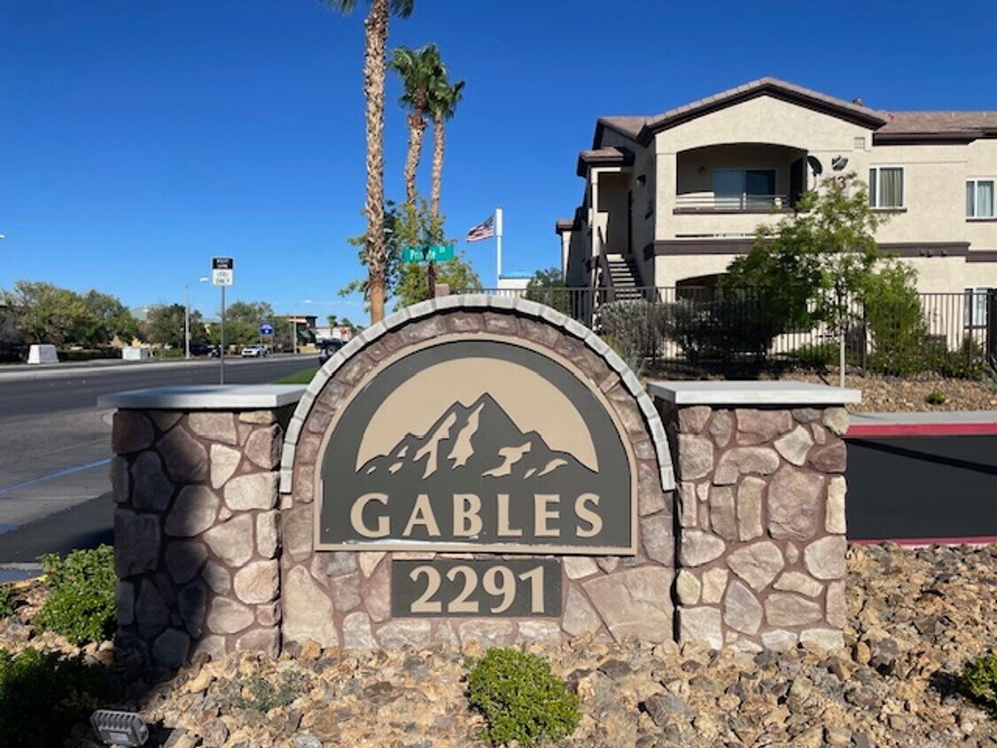 Primary Photo - Great 2 Bedroom Downstairs Unit in Gated H...