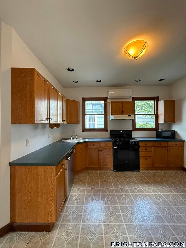 Building Photo - 32 Etna St