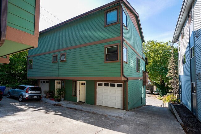 Building Photo - Queen Anne Townhouse
