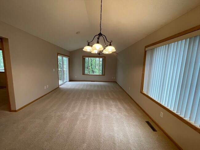 Comedor / Sala de estar - 23181 Dakotah St NW