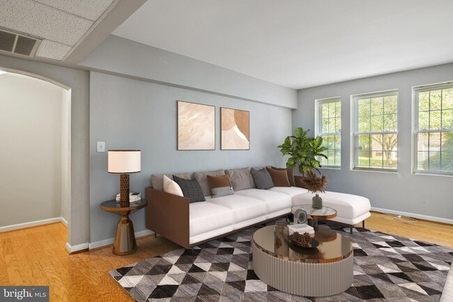 Building Photo - 1721 Queens Ln