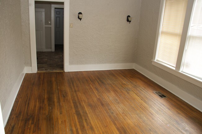 Dining Room - 855 N Willett St