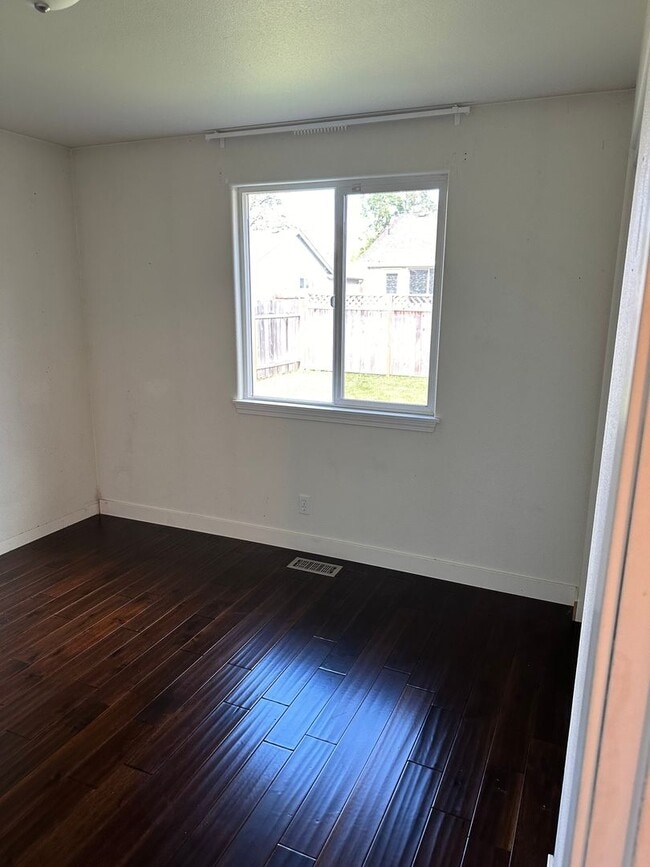 Building Photo - 3-bedroom 2 bath House