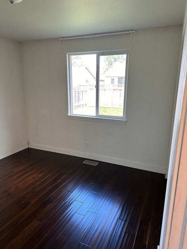 Foto del edificio - 3-bedroom 2 bath House