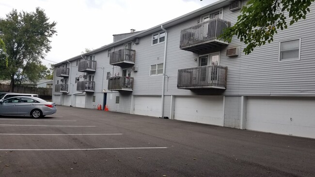 Foto del edificio - Large 2 bedroom 1 bath with balcony and ga...
