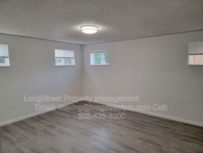 Foto del edificio - 205 NW Kings Blvd