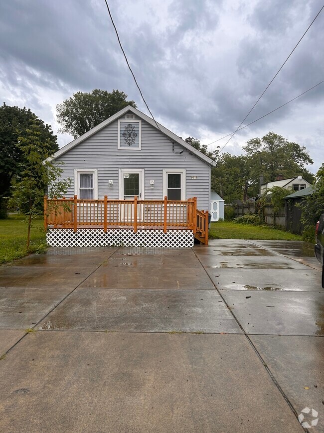Building Photo - 9609 Maplewood St
