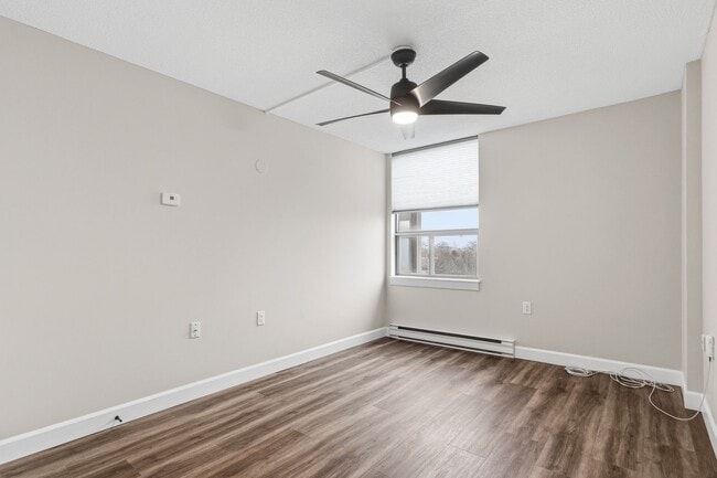 Building Photo - Renovated 1 Bedroom in 50+ Community Steps From Limeridge Mall