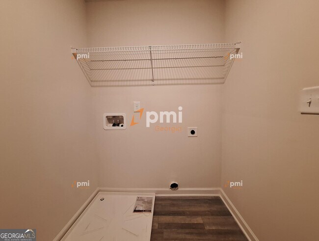 Foto del edificio - 127 Maple Dr