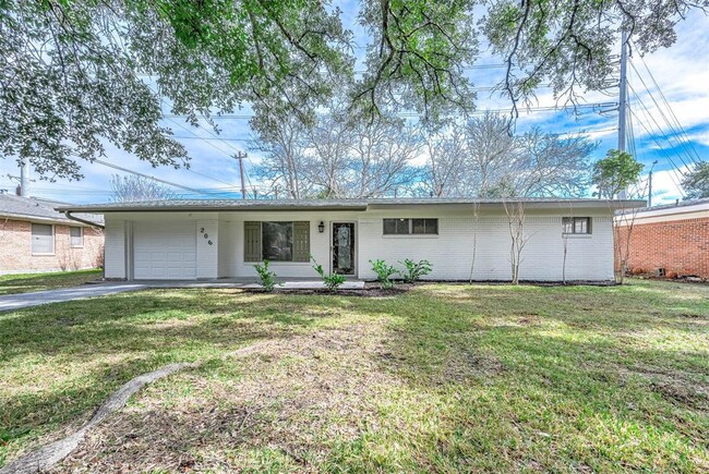 Building Photo - 206 Crestview Dr