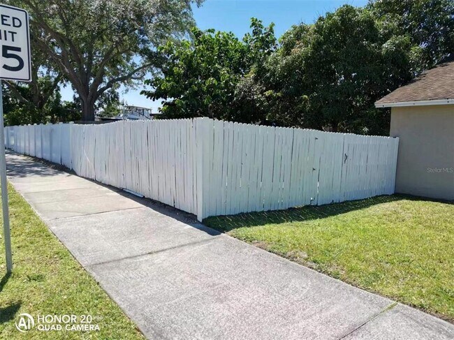 Foto del edificio - 3200 Woodruff Dr