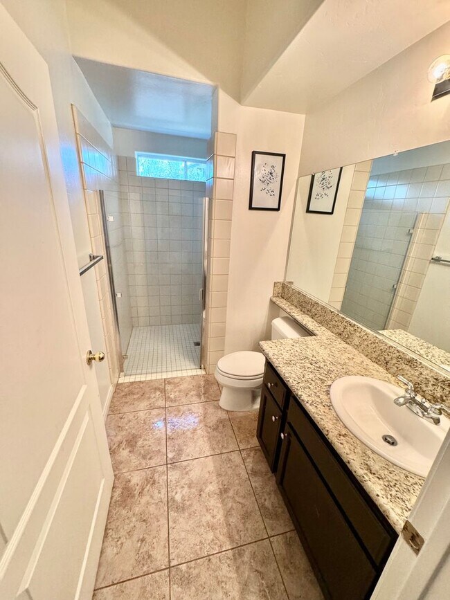 Building Photo - Make yourself at home in this delightful B...