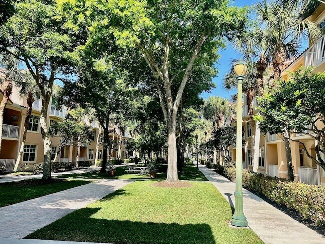Foto del edificio - 1203 Town Center Dr