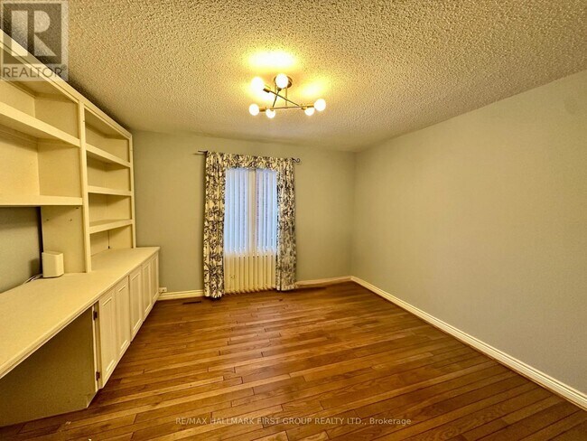 Building Photo - 492 Palmtree Crescent