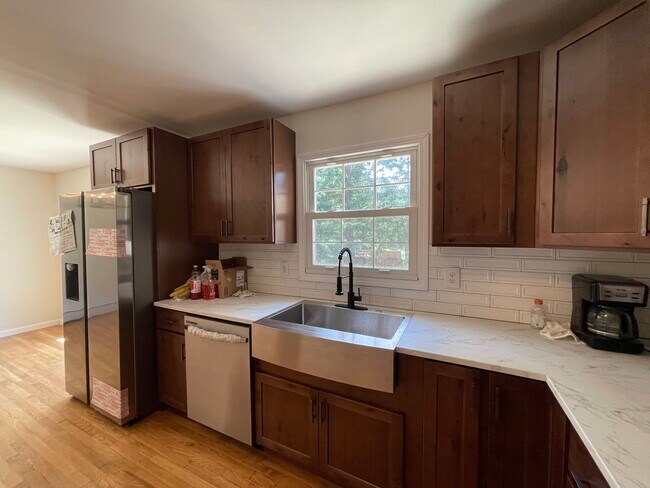 Building Photo - 129 Knoll Wood Cir