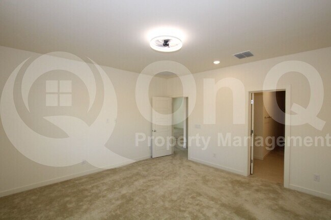 Building Photo - 882 E Wiley Way