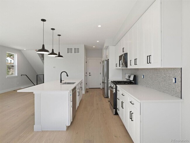 Building Photo - Brand New 4BD, 4BA Half-Duplex in Villa Park