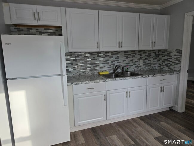 Building Photo - 73 Meridian St