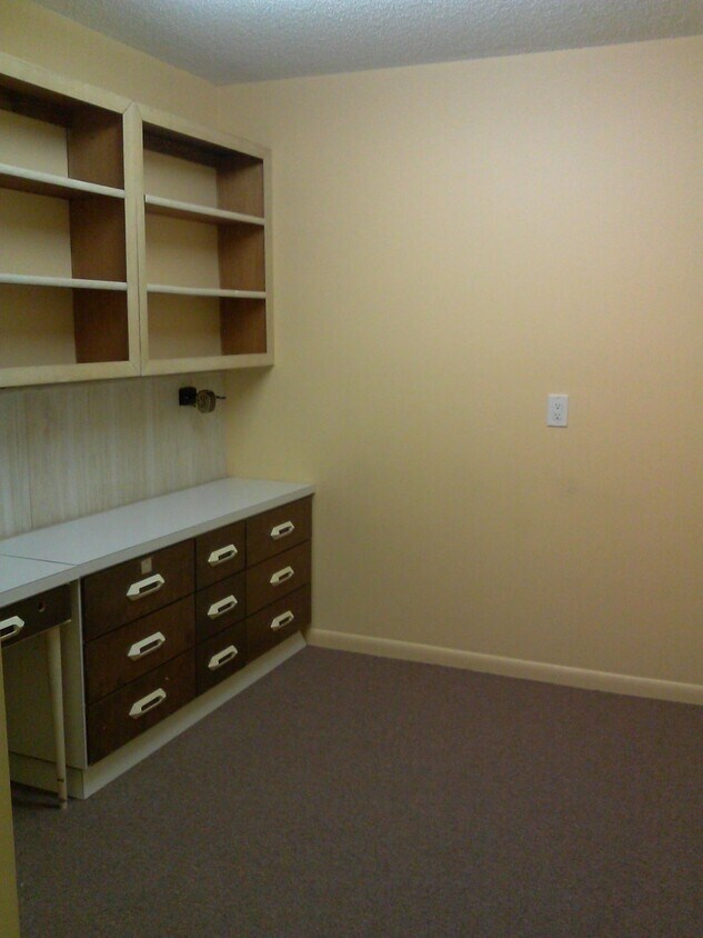 Spare room Den - 3650 Whitehall Dr
