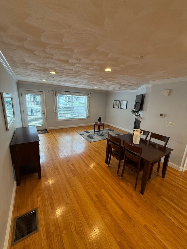 Building Photo - Beautiful Condo in Lynn– $3,300/mo