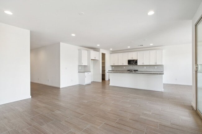Building Photo - 5 Bedroom Single Family in Goodyear