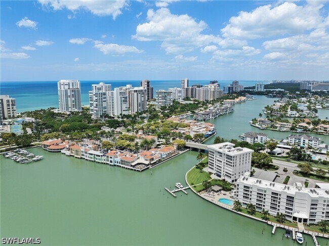 Foto del edificio - 250 Park Shore Dr