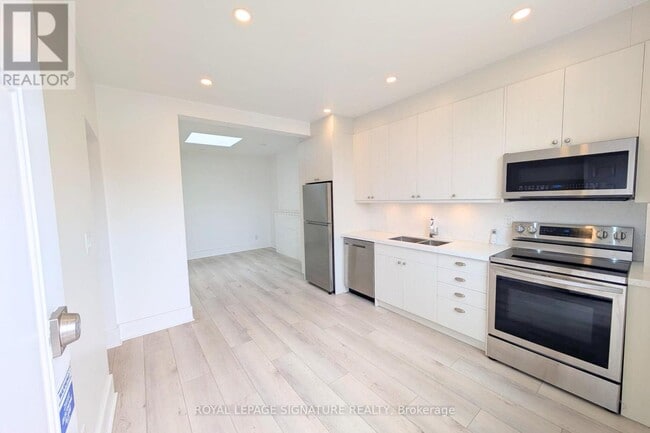 Building Photo - 784 College St