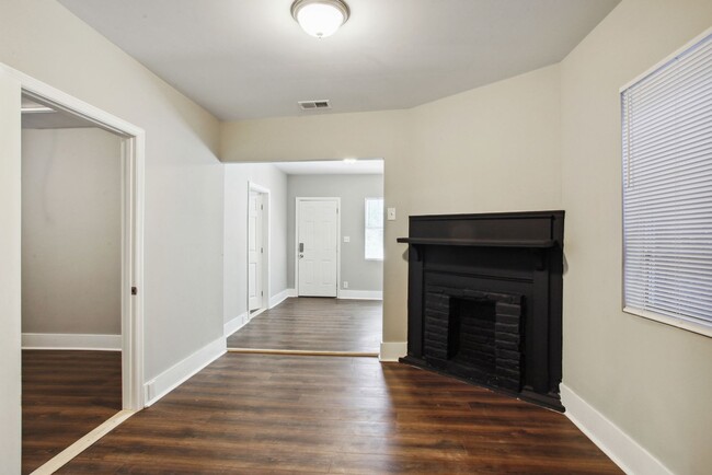Building Photo - Large Downtown 3BR/2BA House Walking Dista...