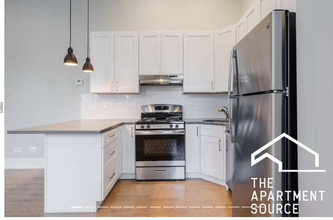 Building Photo - 2057 W Dickens Ave