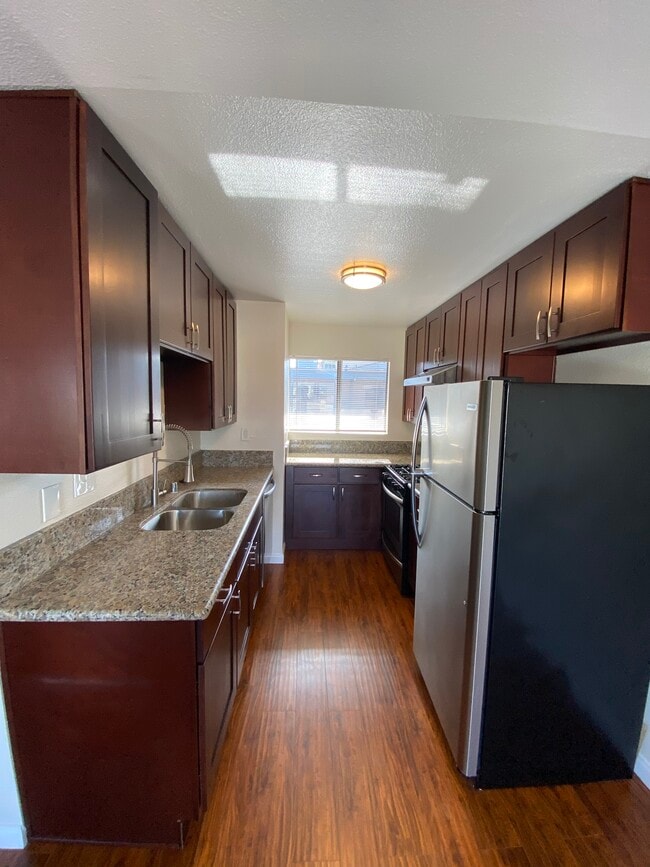 Building Photo - 215 N Mariposa Ave