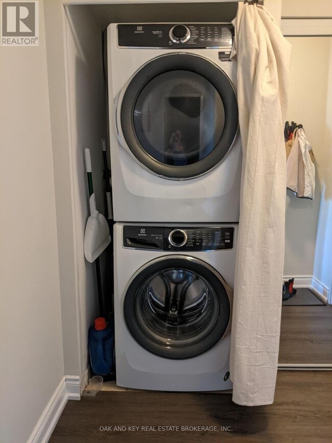 Photo du bâtiment - 245 Davisville Ave