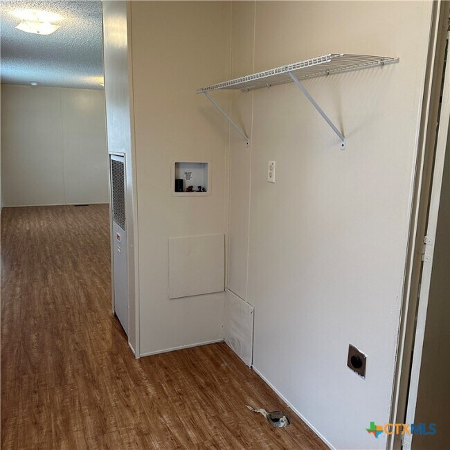 Foto del edificio - 1323 Harris Hill Rd