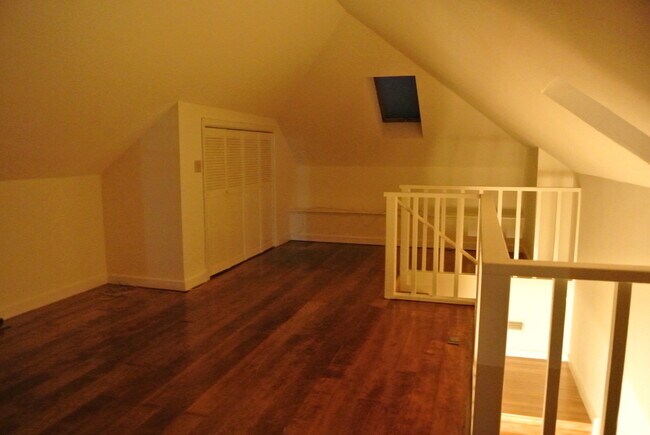 Building Photo - SUPER DEAL!!! Lovely remodeled apartment w...