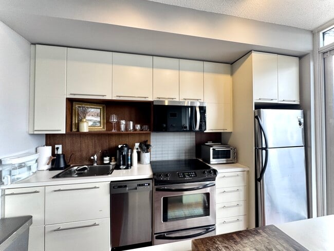 Building Photo - 25 Carlton St.