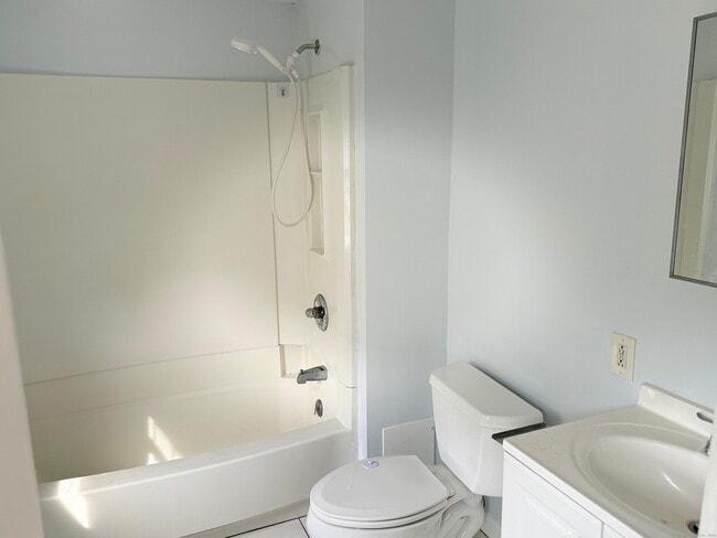 Building Photo - 41 Evergreen Ave