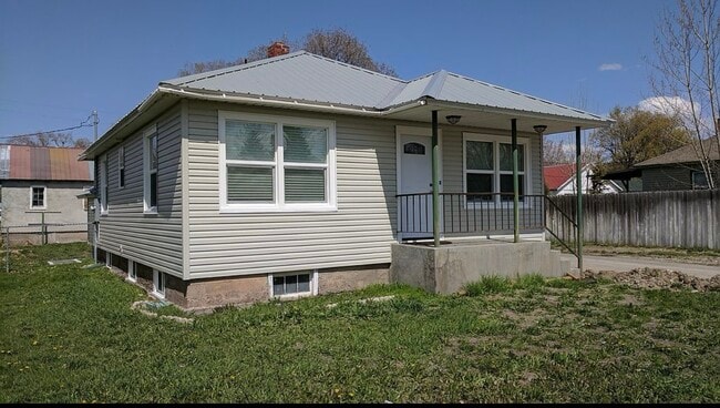 Building Photo - 335 E 17th St