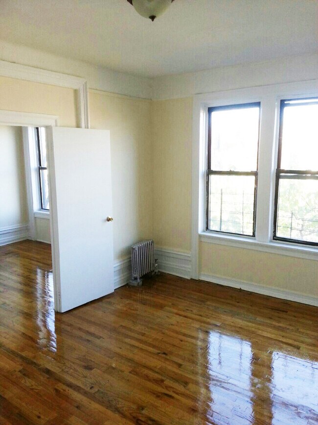 Building Photo - 147 Bleecker St