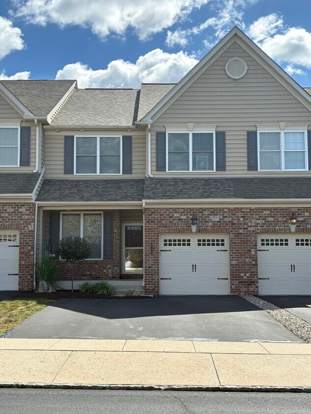 Foto principal - 906 Blue Meadow Dr