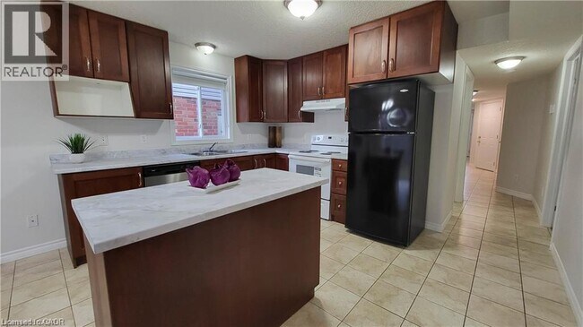 Building Photo - 128 Udvari Crescent