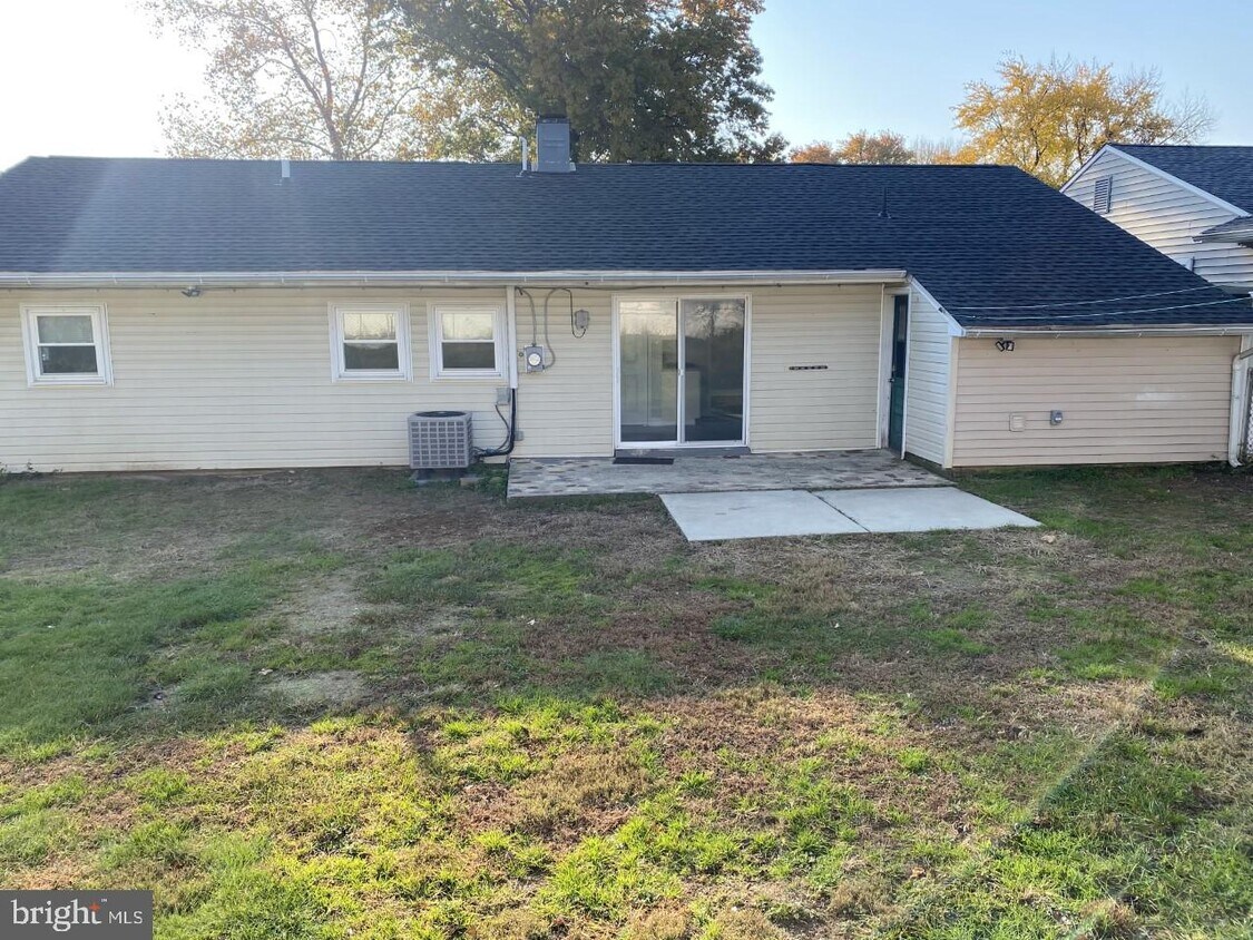 Building Photo - 831 Trenton Rd