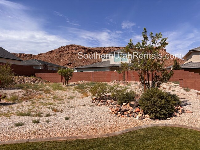 Building Photo - Wonderful 4 bed / 2.5 bath in Desert Canyo...