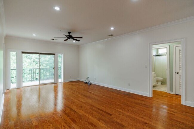Foto del edificio - 350 Wood Lake Dr