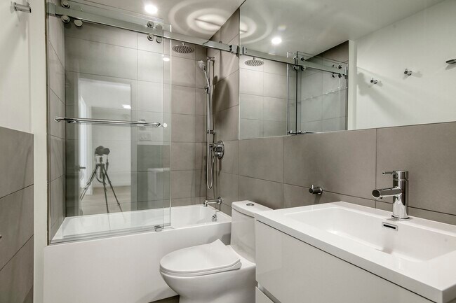 Building Photo - 3555 Chem. de la Côte-des-Neiges