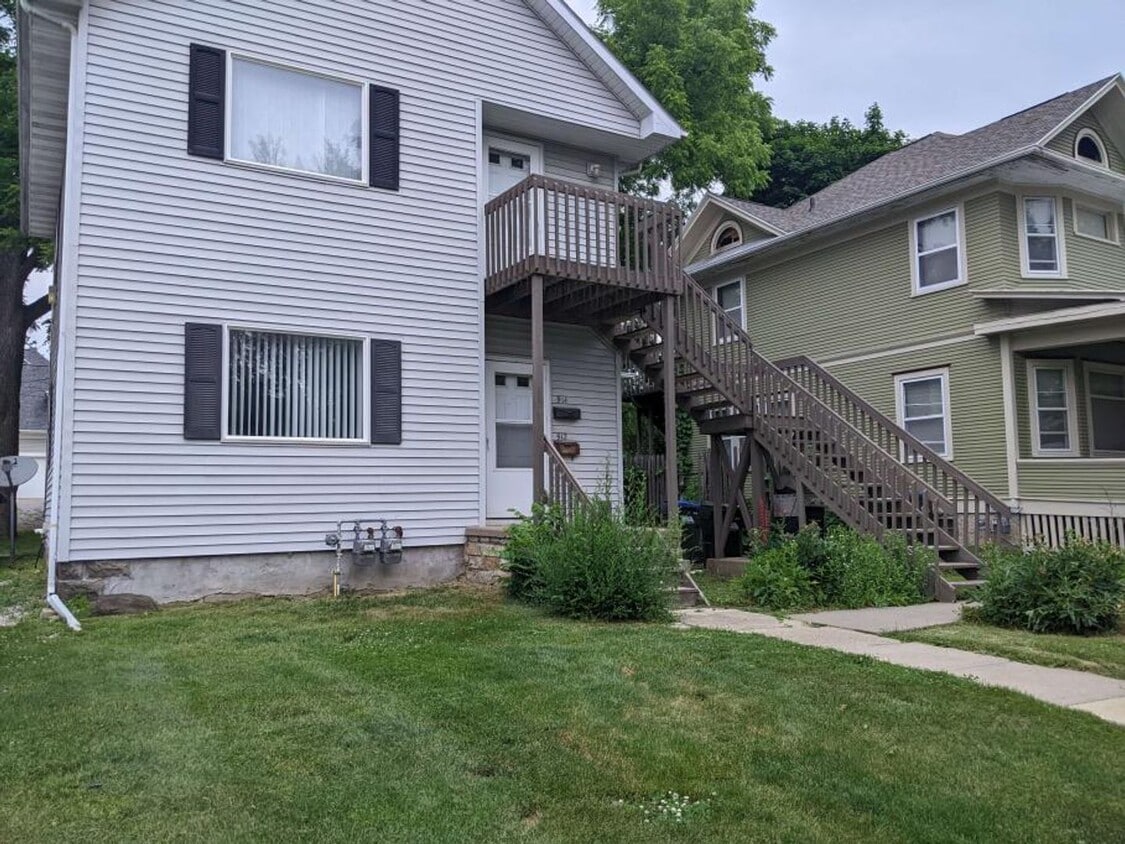 Primary Photo - 912/914 E Jefferson St