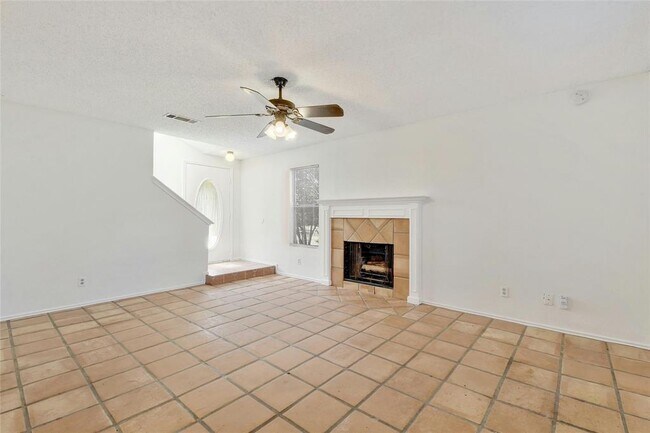 Foto del edificio - 6102 Parkwood Dr