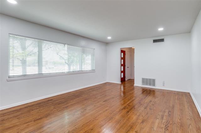 Foto del edificio - 6418 E Lovers Ln