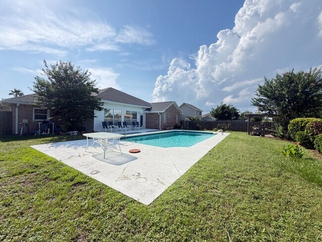 Foto del edificio - Private Backyard Retreat with In-Ground Pool