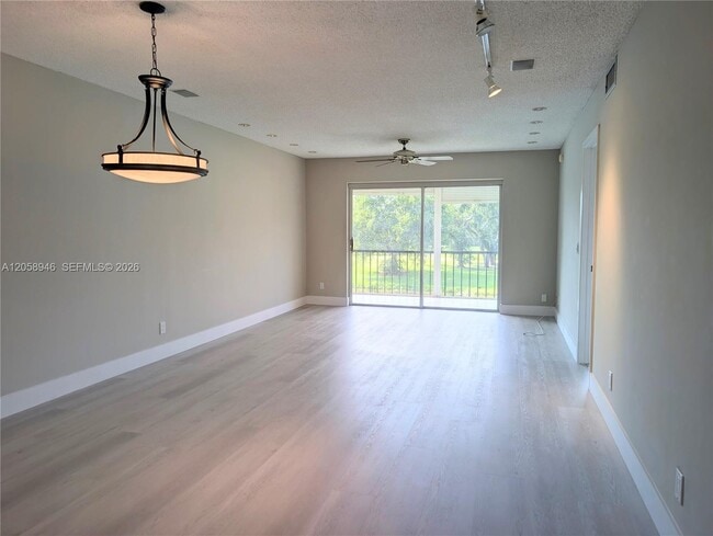 Building Photo - 820 S Hollybrook Dr