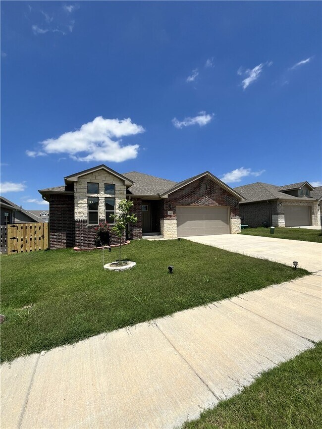 Building Photo - 2060 Periwinkle Pl