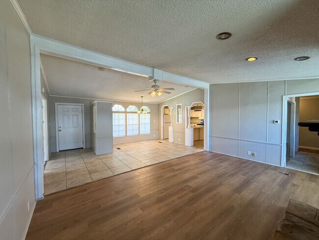 Foto del edificio - 3 bedroom 2 bath mobile home with tons of ...
